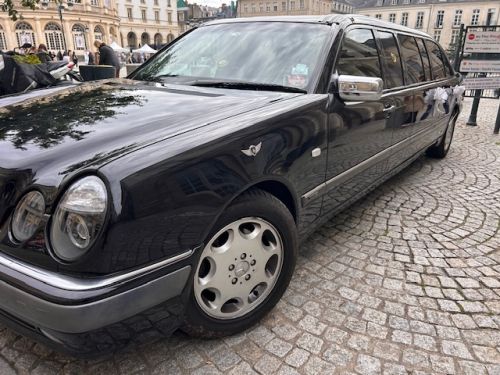 Photo de Location de Limousines avec chauffeurs, Véritable Taxi Anglais collection, mise a disposition de van ou minibus  avec chauffeurs pour navette