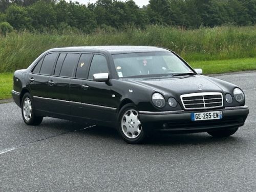 Photo de Location de Limousines avec chauffeurs, Véritable Taxi Anglais collection, mise a disposition de van ou minibus  avec chauffeurs pour navette