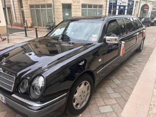 Photo de Location de Limousines avec chauffeurs, Véritable Taxi Anglais collection, mise a disposition de van ou minibus  avec chauffeurs pour navette